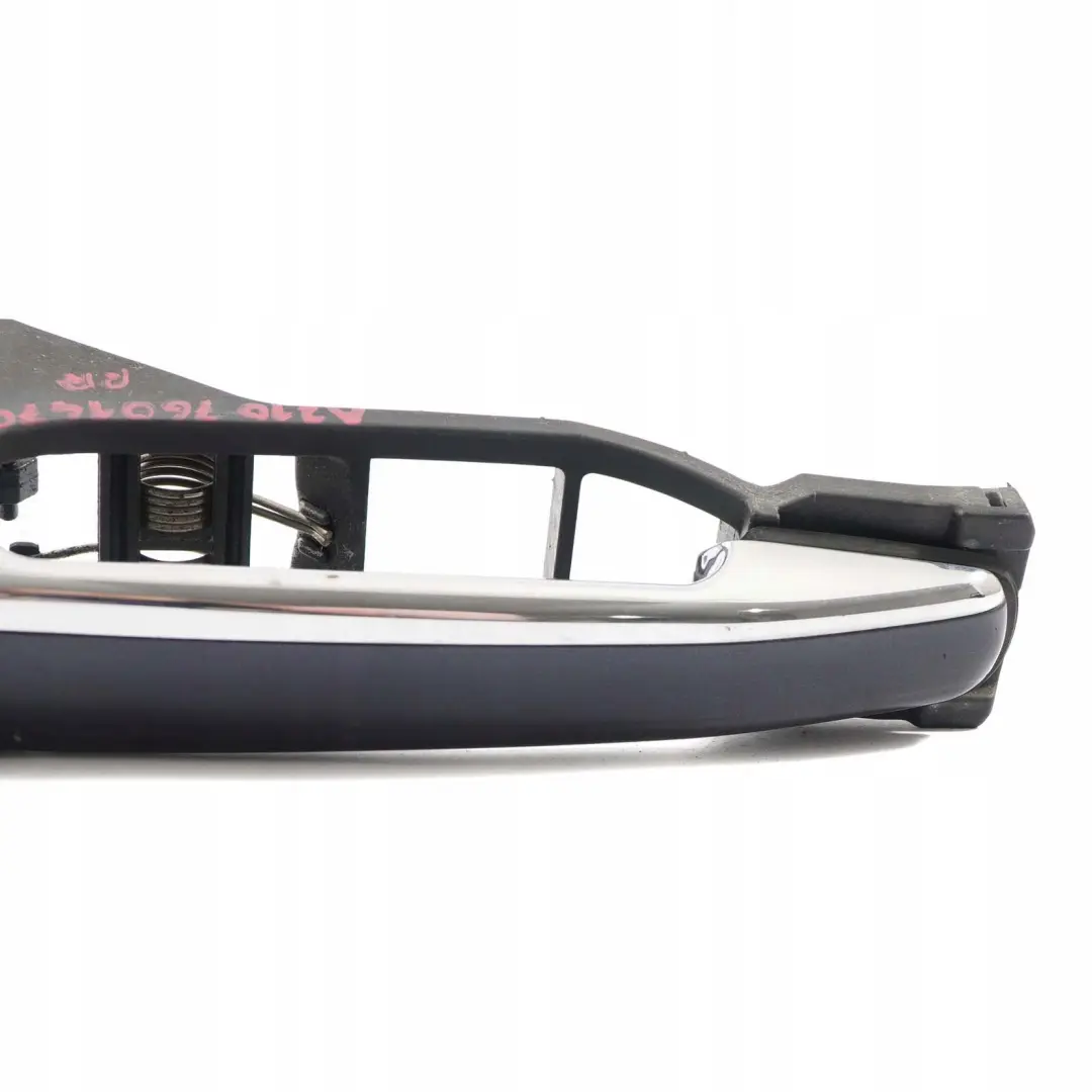 Tirador Puerta Trasera Derecha Azul Tanzanita Metalizado 359 para Mercedes E W210 con número de pieza A2107601470 Mercedes E W210 Tirador Puerta Trasera Derecha Azul Tanzanita Metalizado 359 - SKU A2107601470-TB - Número de pieza A2107601470