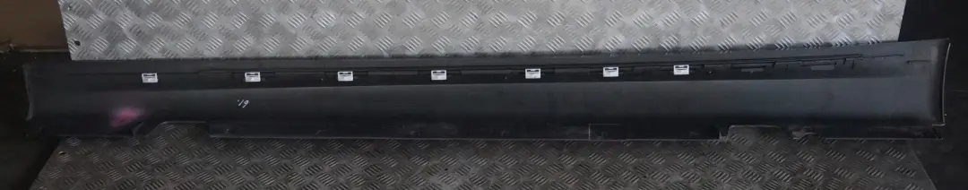 Sill Strip Faldon Lateral Derecho Negro Zafiro 475 para BMW E90 E91 M Sport con número de pieza 0033440 BMW E90 E91 M Sport Sill Strip Faldon Lateral Derecho Negro Zafiro 475 - SKU 0033440-BS - Número de pieza 0033440