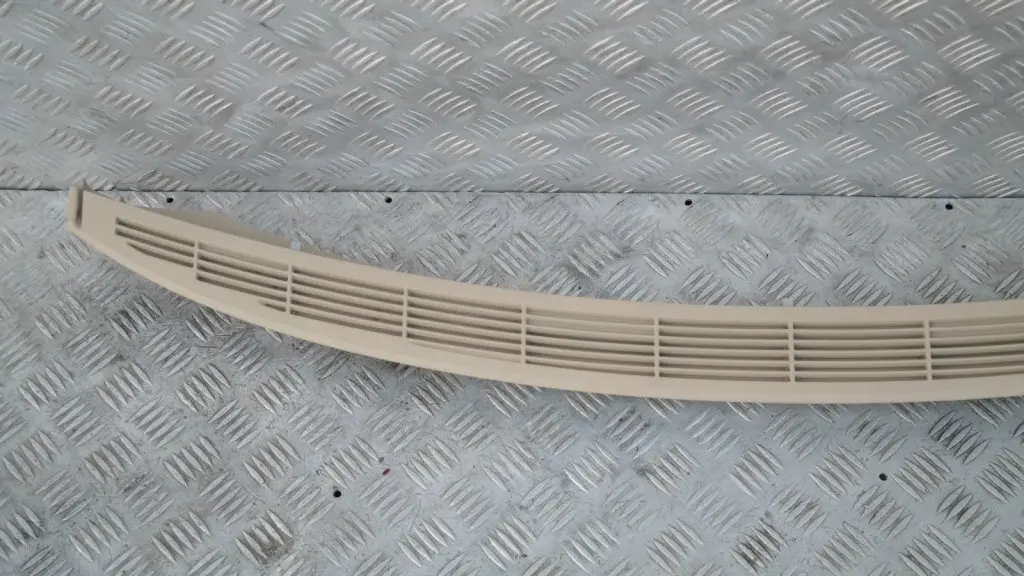 Griglia ventilazione posteriore pacchi Pannello rivestimento BEIGE per BMW E90 E90N con numero di parte 51467139341 BMW E90 E90N Griglia ventilazione posteriore pacchi Pannello rivestimento BEIGE - SKU 7139341 - Numero di parte 51467139341