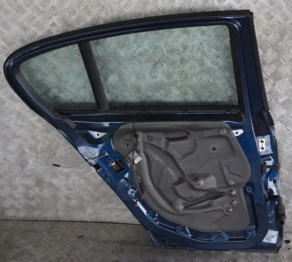 Porta posteriore sinistra Tiefseeblau Blu mare profondo A76 per BMW E87 con numero di parte 7191017 BMW E87 Porta posteriore sinistra Tiefseeblau Blu mare profondo A76 - SKU 7191017-DSB - Numero di parte 7191017