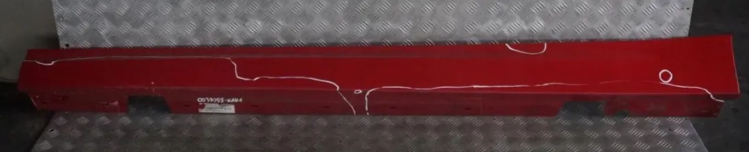 Sill Strip Faldon Lateral Izquierdo Karmesinrot Rojo A61 para BMW E90 E91 LCI 1 con número de pieza 0037059 BMW E90 E91 LCI 1 Sill Strip Faldon Lateral Izquierdo Karmesinrot Rojo A61 - SKU 0037059-KAR1 - Número de pieza 0037059