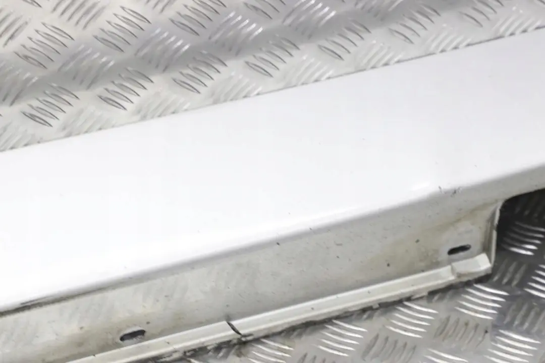 Puerta Sill Side Cover Faldon Derecho O / S Titansilber Plata 354 para BMW E60 E61 4 con número de pieza 0150278 BMW E60 E61 4 Puerta Sill Side Cover Faldon Derecho O / S Titansilber Plata 354 - SKU 0150278-TS4 - Número de pieza 0150278