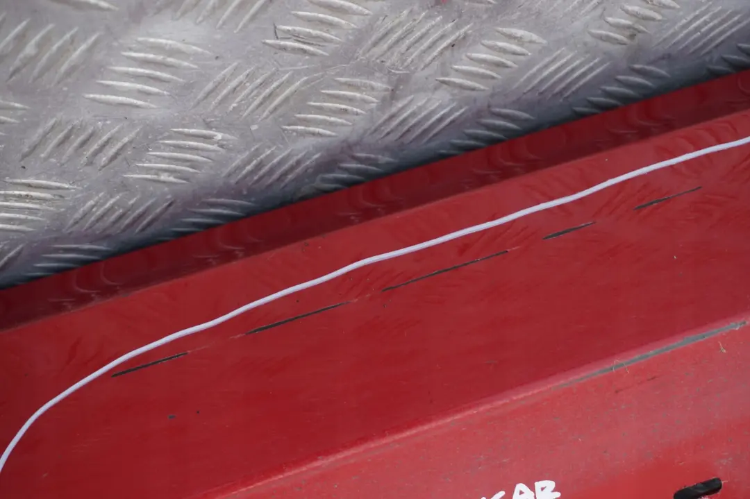 Sill Strip Faldon Lateral Derecho Karmesinrot Rojo Carmesi para BMW E90 E91 LCI con número de pieza 0037060 BMW E90 E91 LCI Sill Strip Faldon Lateral Derecho Karmesinrot Rojo Carmesi - SKU 0037060-KAR - Número de pieza 0037060