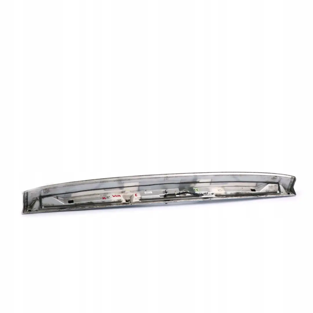 Mercedes-Benz W414 Portellone Spoiler Posteriore Argento Brillante - 744 per con numero di parte A4148200056 Mercedes-Benz W414 Portellone Spoiler Posteriore Argento Brillante - 744 - SKU A4148200056-BS - Numero di parte A4148200056