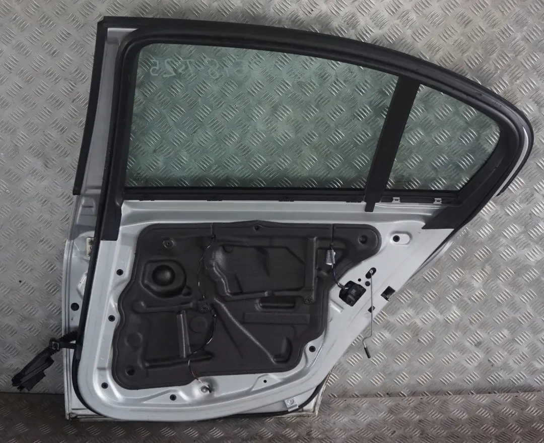 Passeggero Portiera Posteriore Dx Argento-Titanio Argento per BMW E90 LCI con numero di parte 7203648 BMW E90 LCI Passeggero Portiera Posteriore Dx Argento-Titanio Argento - SKU 7203648-TS25 - Numero di parte 7203648