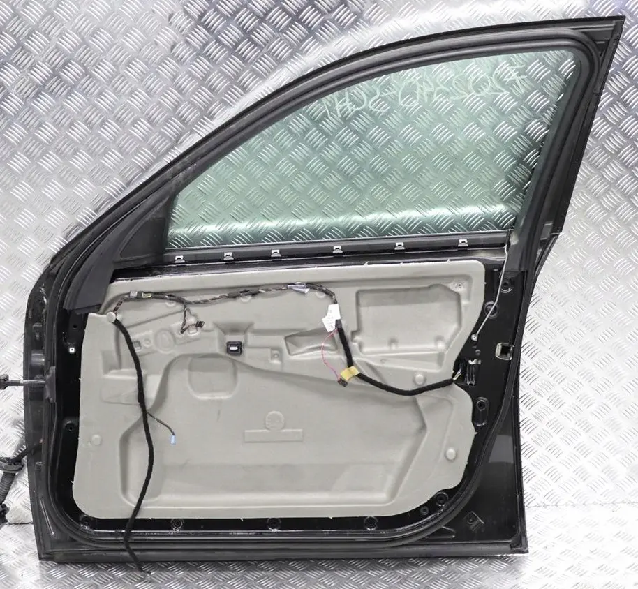 Porta Anteriore Destra Nero 2 - 668 per BMW E60 E61 LCI con numero di parte 7202340 BMW E60 E61 LCI Porta Anteriore Destra Nero 2 - 668 - SKU 7202340-SCH1 - Numero di parte 7202340