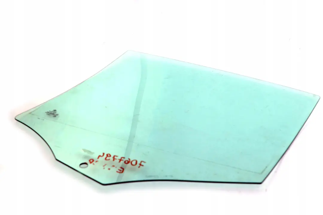 Vetro Verde Porta Posteriore Destra 5135 per BMW E87 con numero di parte 51357067794 BMW E87 Vetro Verde Porta Posteriore Destra 5135 - SKU 7067794 - Numero di parte 51357067794