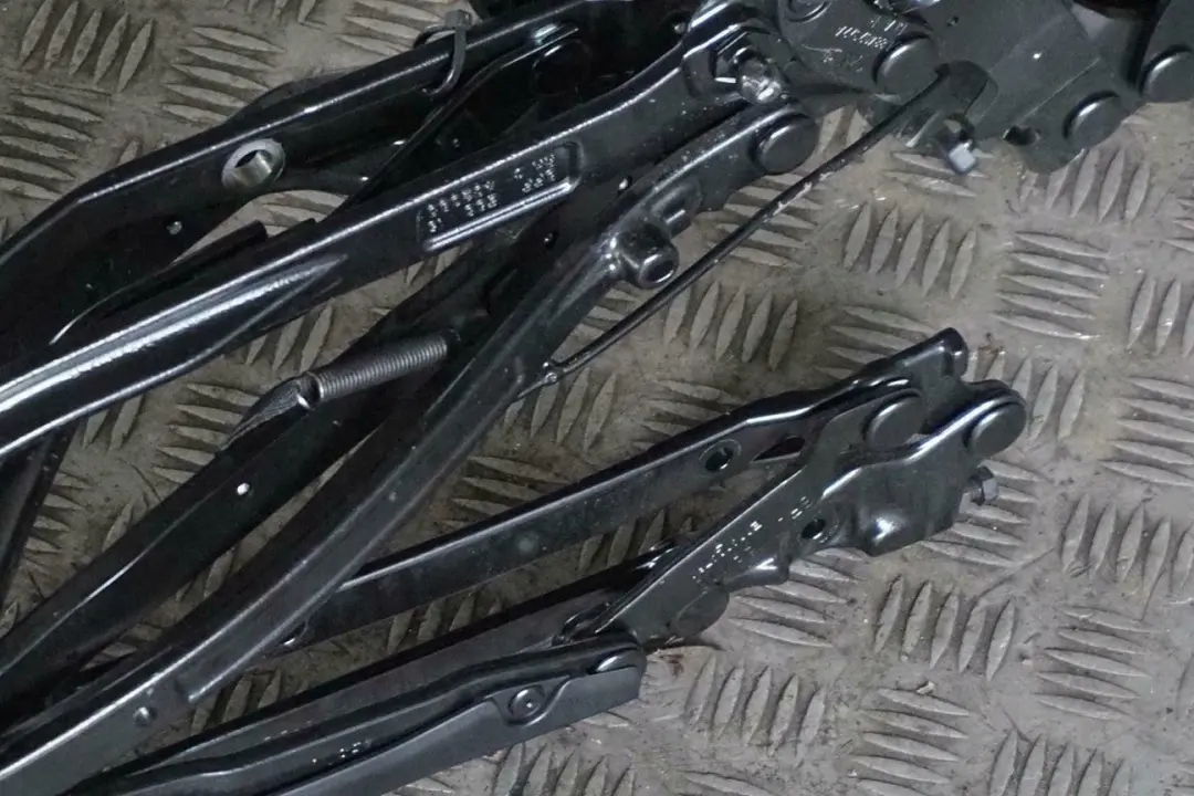 Tetto Cabrio Cappotta Dachkassette Meccanismo per BMW E88 con numero di parte 7180135 BMW E88 Tetto Cabrio Cappotta Dachkassette Meccanismo - SKU 7180135 - Numero di parte 7180135