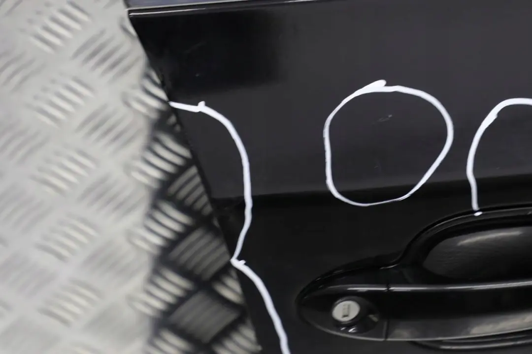 Porta Anteriore Destra Nero 2 - 668 per BMW E60 E61 LCI con numero di parte 7202340 BMW E60 E61 LCI Porta Anteriore Destra Nero 2 - 668 - SKU 7202340-SCH1 - Numero di parte 7202340