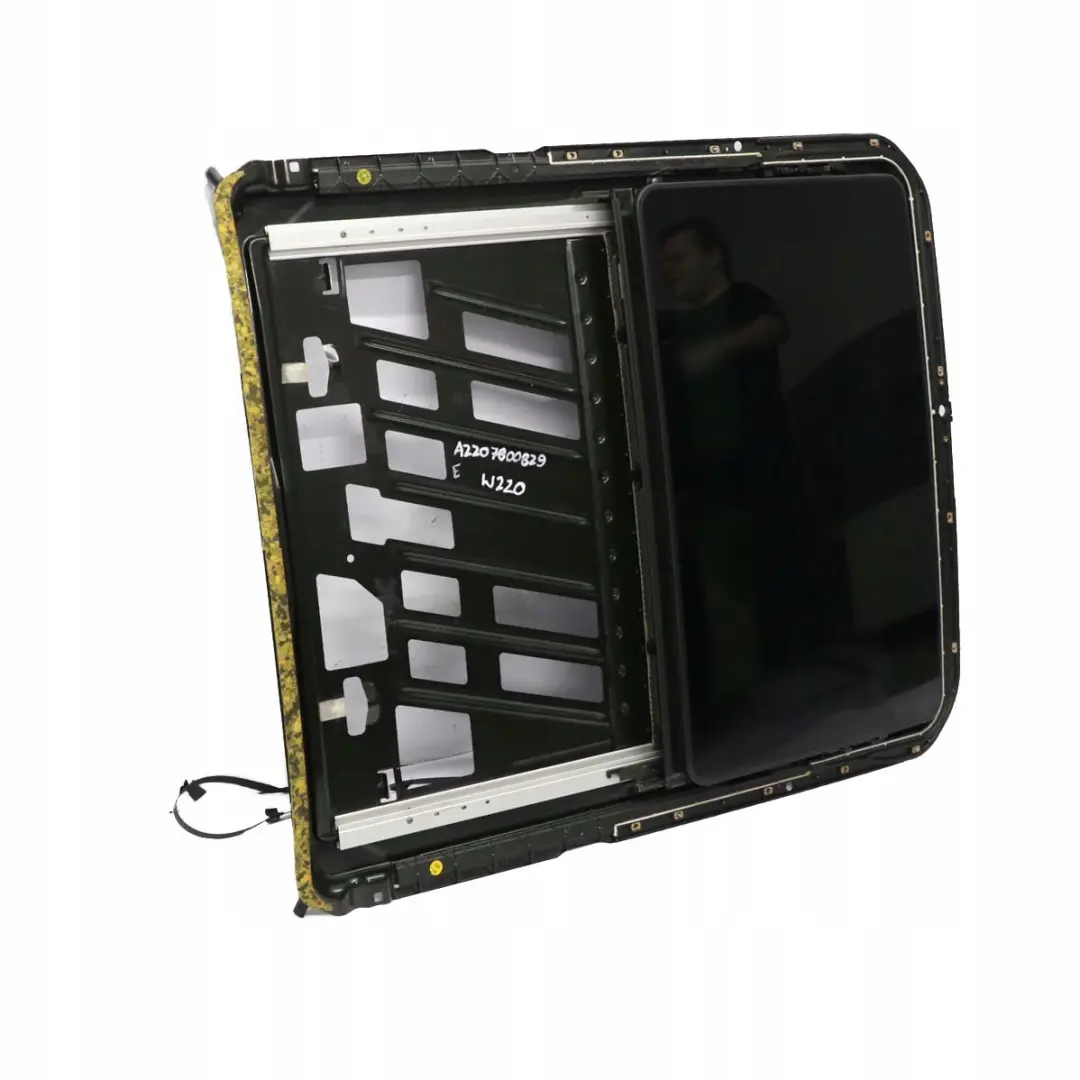 klasa W220 Szyberdach dach do Mercedes S o numerze A2207800829 Mercedes S klasa W220 Szyberdach dach - SKU A2207800829 - Numer Części A2207800829