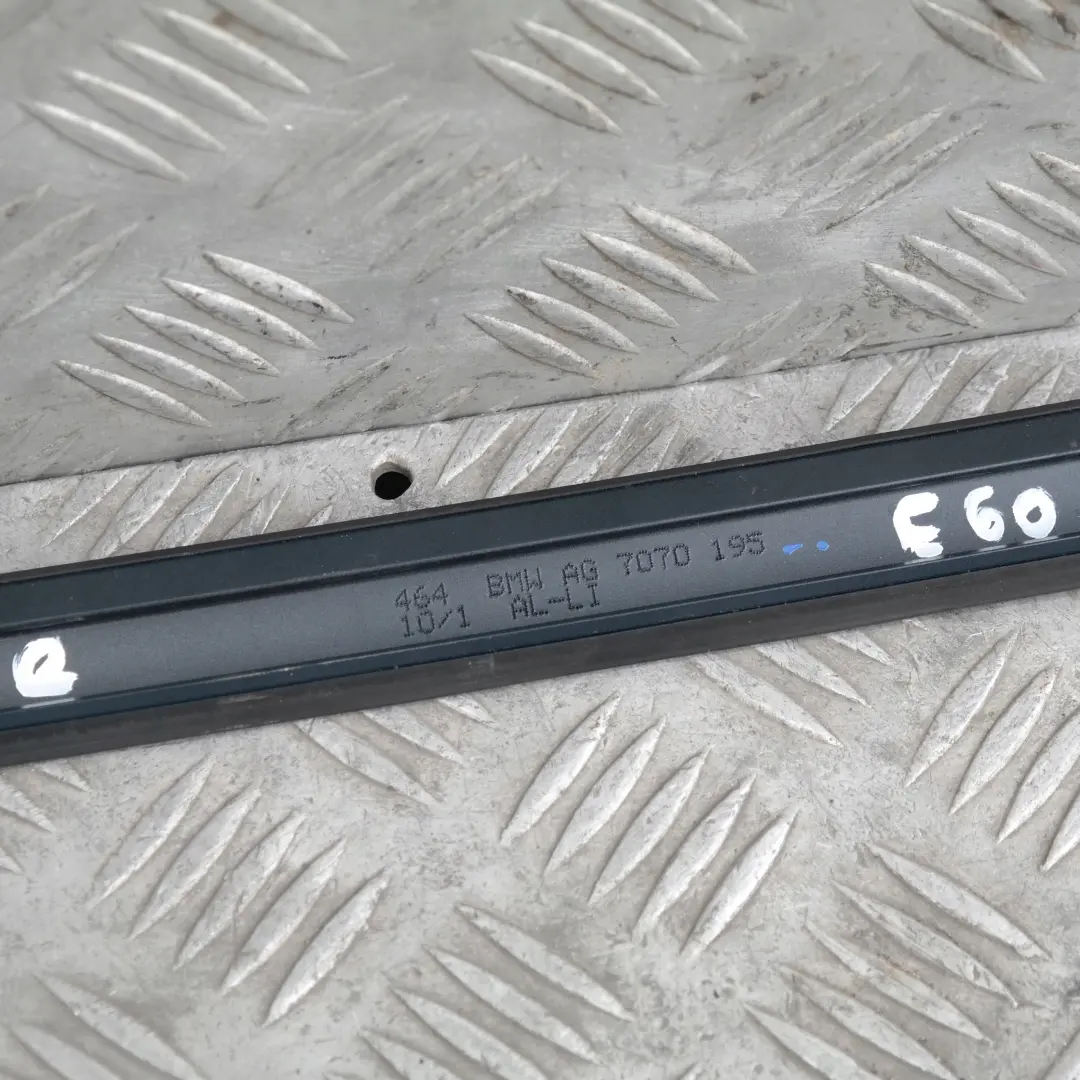 Izquierda Techo Moldura Barandilla Canalón Orientblau Azul 317 para BMW E60 con número de pieza 7070195 BMW E60 Izquierda Techo Moldura Barandilla Canalón Orientblau Azul 317 - SKU 0031141-OB - Número de pieza 7070195