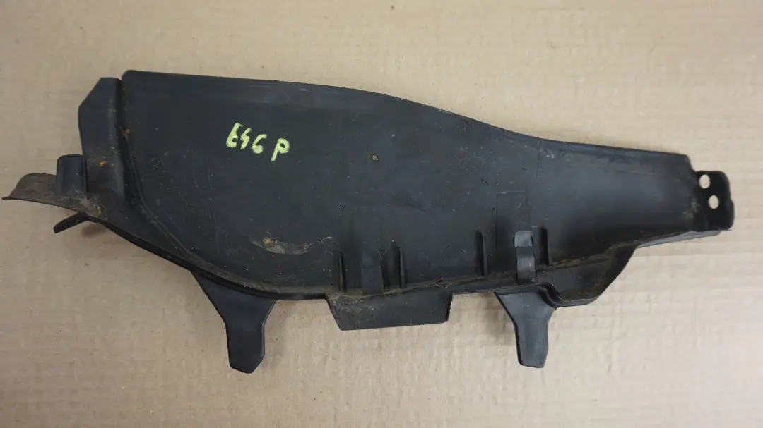 Parrilla Delantera Cubre Parabrisas Delantero Derecho para BMW E46 con número de pieza 8208480 BMW E46 Parrilla Delantera Cubre Parabrisas Delantero Derecho - SKU 8208480 - Número de pieza 8208480