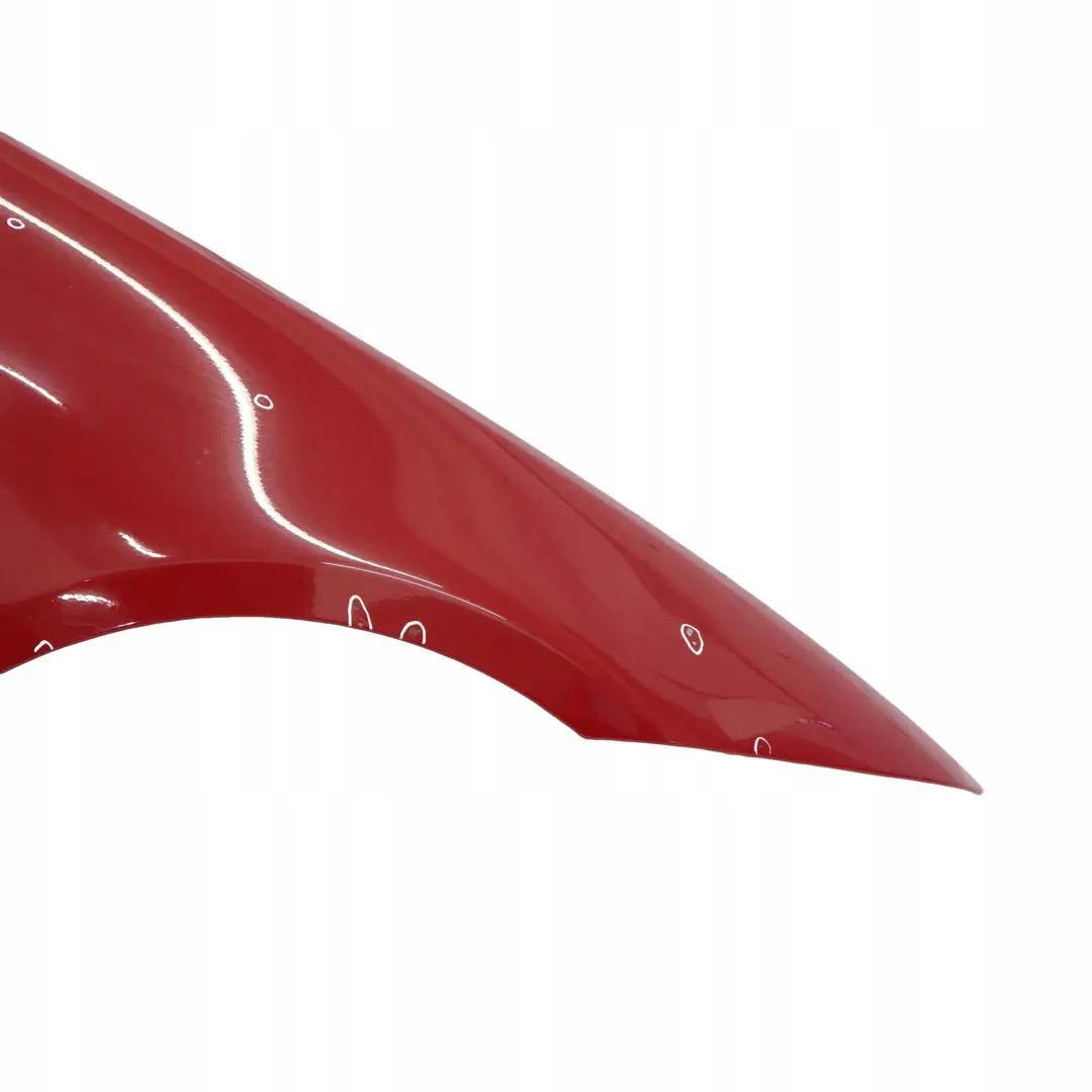 BMW E90 E91 Rivestimento Laterale Parafango Ant. Dx Rosso-Cremisi Karmesin Rosso - SKU 7135680-KAR1 - Numero di parte 7135680