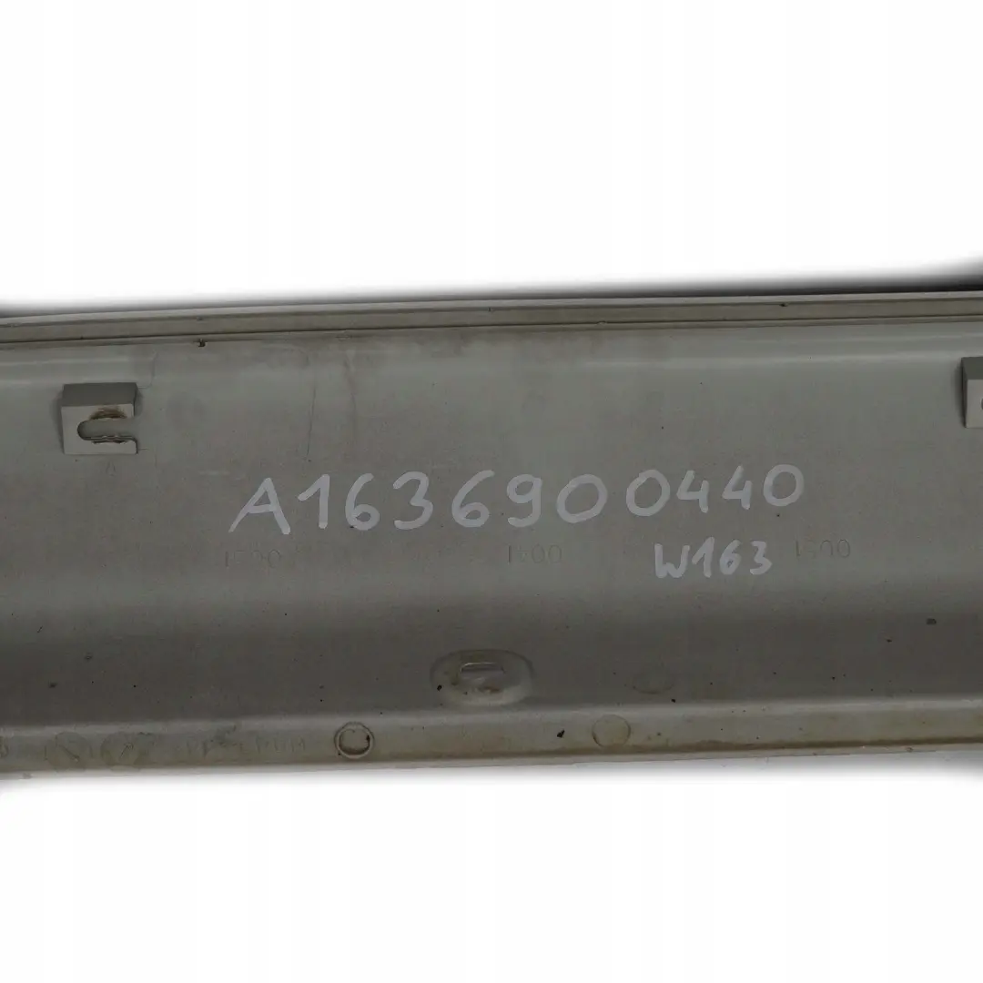 Faldon lateral De umbral De puerta derecho Travertine Beige 693 para Mercedes ML W163 con número de pieza A1636900440 Mercedes ML W163 Faldon lateral De umbral De puerta derecho Travertine Beige 693 - SKU A1636900440-TRB - Número de pieza A1636900440