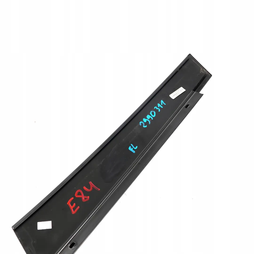 Embellecedor Puerta Pilar B Moldura Ventana Delantera Izquierda para BMW X1 E84 con número de pieza 2990311 BMW X1 E84 Embellecedor Puerta Pilar B Moldura Ventana Delantera Izquierda - SKU 2990311 - Número de pieza 2990311