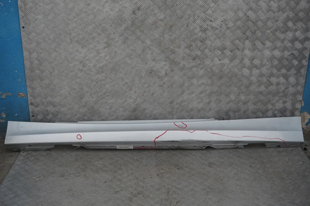 Sill Strip Faldon Izquierdo Titansilber Titan Silver para BMW 5 E81 E82 E88 con número de pieza 0036143 BMW 5 E81 E82 E88 Sill Strip Faldon Izquierdo Titansilber Titan Silver - SKU 0036143-TS5 - Número de pieza 0036143
