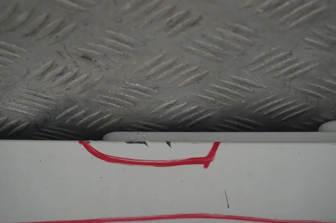 Striscia davanzale Gonna laterale sinistra Alpinweiss Bianco per BMW E81 E82 E88 con numero di parte 0036143 BMW E81 E82 E88 Striscia davanzale Gonna laterale sinistra Alpinweiss Bianco - SKU 0036143-AW1 - Numero di parte 0036143