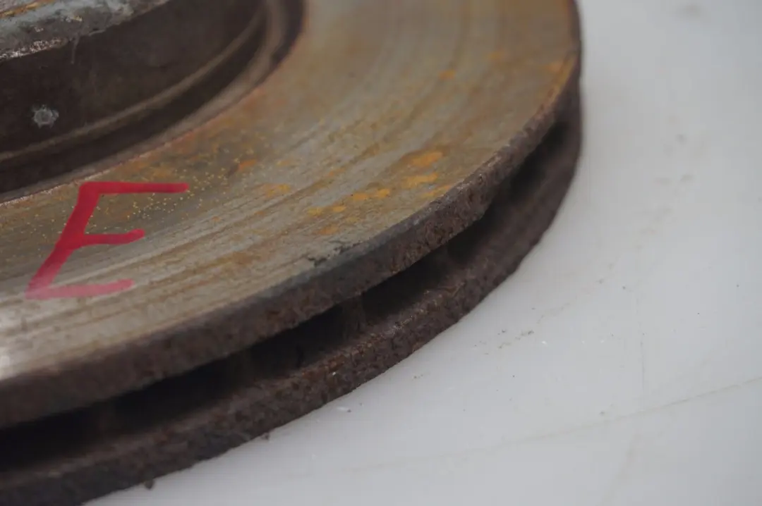 Tarcza hamulcowa przód lewa / prawa do MINI R56 o numerze 6858651 MINI R56 Tarcza hamulcowa przód lewa / prawa - SKU 6858651 - Numer Części 6858651