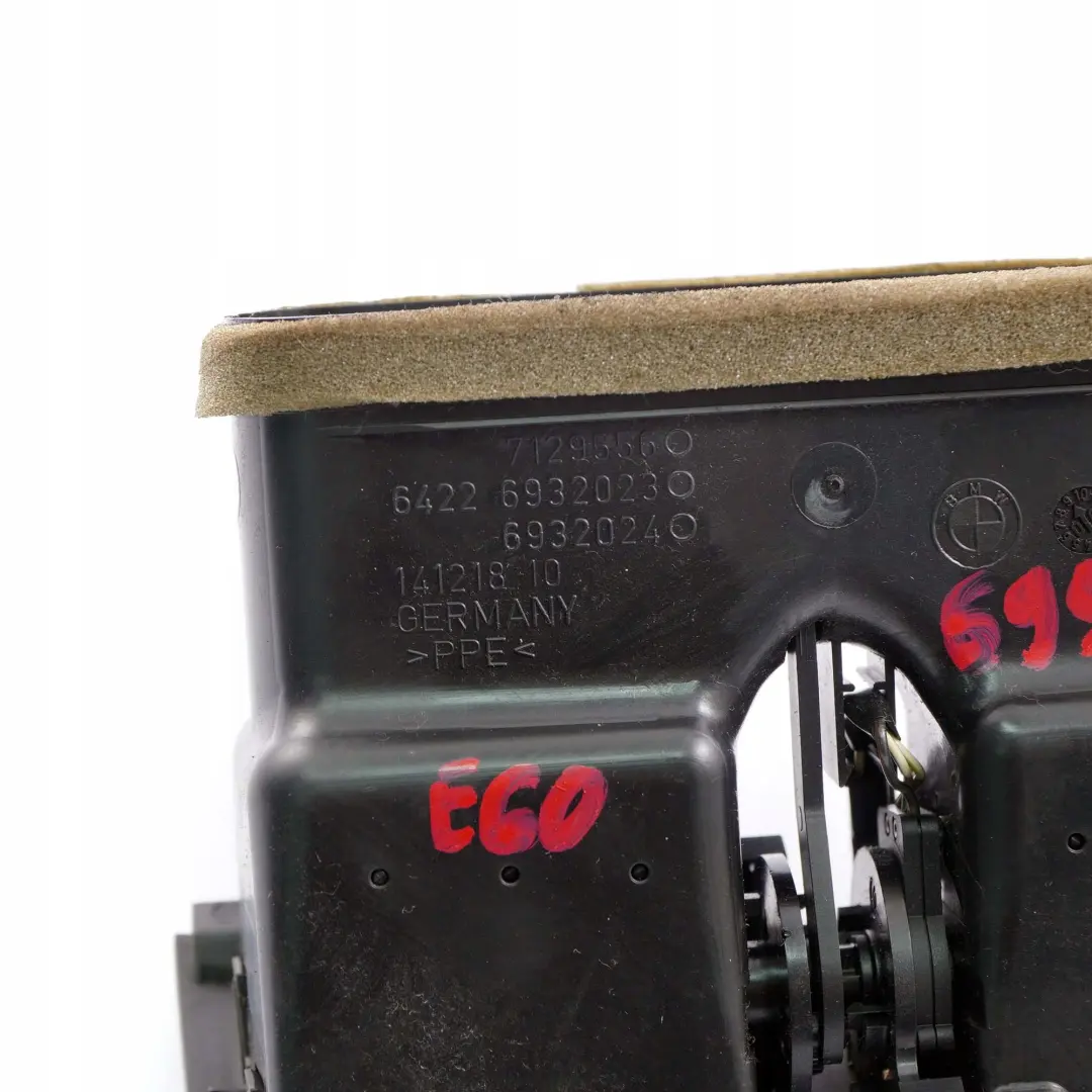 Kratka nawiewu powietrza tył tylna do BMW E60 E61 o numerze 6957977 BMW E60 E61 Kratka nawiewu powietrza tył tylna - SKU 6957977 - Numer Części 6957977