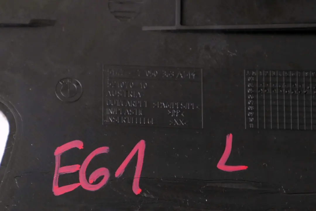 Copertura Sinistra Alloggiamento Baule Grigio Grau 7050363 per BMW E61 LCI con numero di parte 6987033 BMW E61 LCI Copertura Sinistra Alloggiamento Baule Grigio Grau 7050363 - SKU 6968327 - Numero di parte 6987033