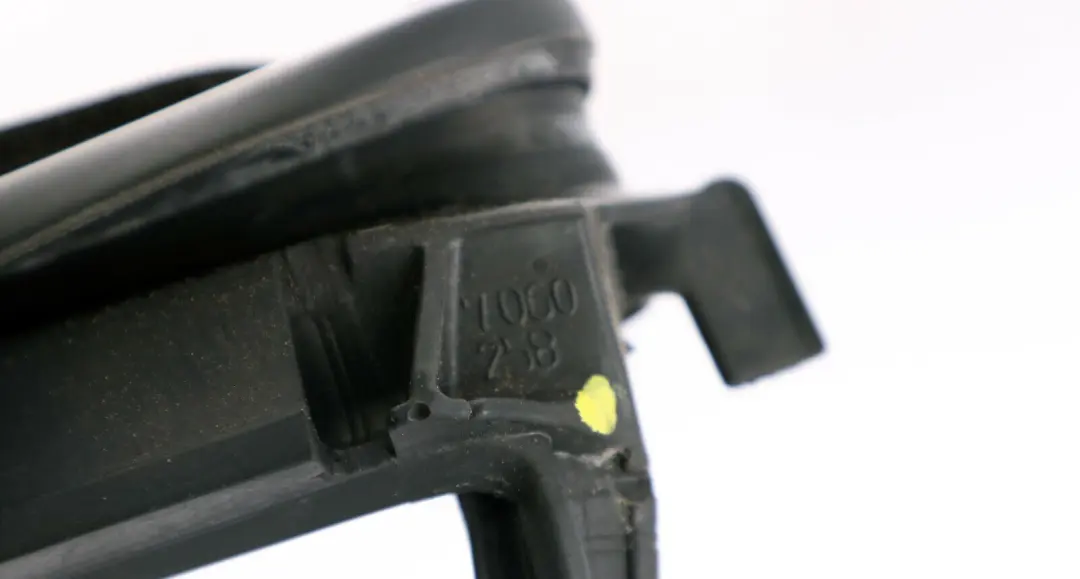 Uszczelka prowadnica szyby drzwi tył prawe do BMW E90 o numerze 7060258 BMW E90 Uszczelka prowadnica szyby drzwi tył prawe - SKU 7060258 - Numer Części 7060258