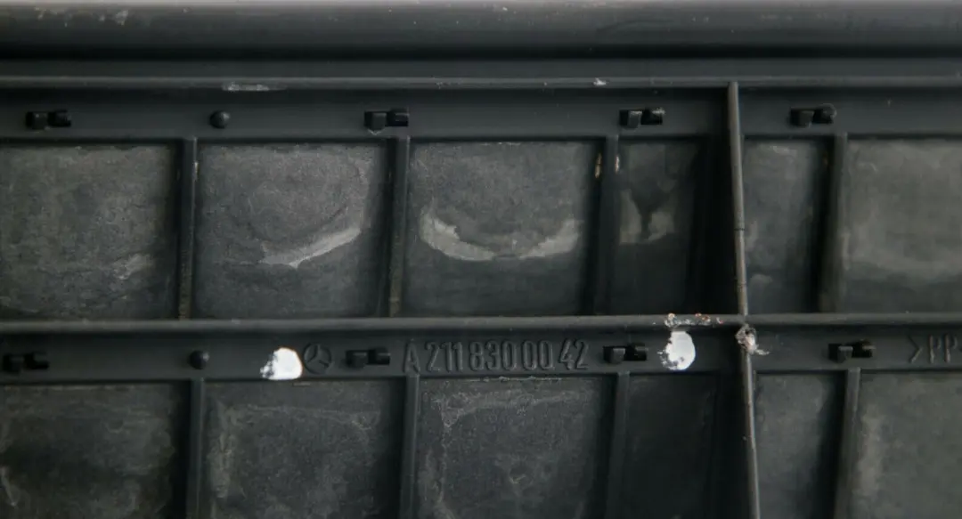 Mercedes-Benz S211 Ventilation Grille de Ventilation Decharge pour à propos du numéro de pièce A2118300042 Mercedes-Benz S211 Ventilation Grille de Ventilation Decharge - SKU A2118300042 - Numéro de pièce A2118300042