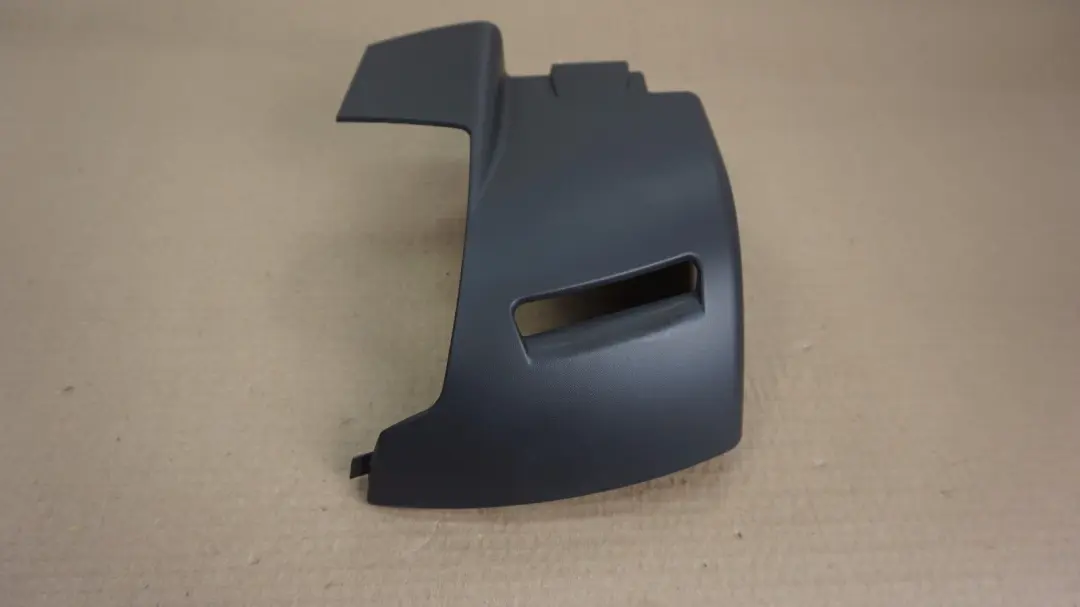 Copertura Gurtautomat Destra Grigio Basalto Grigio per BMW X3 E83 con numero di parte 3400512 BMW X3 E83 Copertura Gurtautomat Destra Grigio Basalto Grigio - SKU 3400512-BG - Numero di parte 3400512