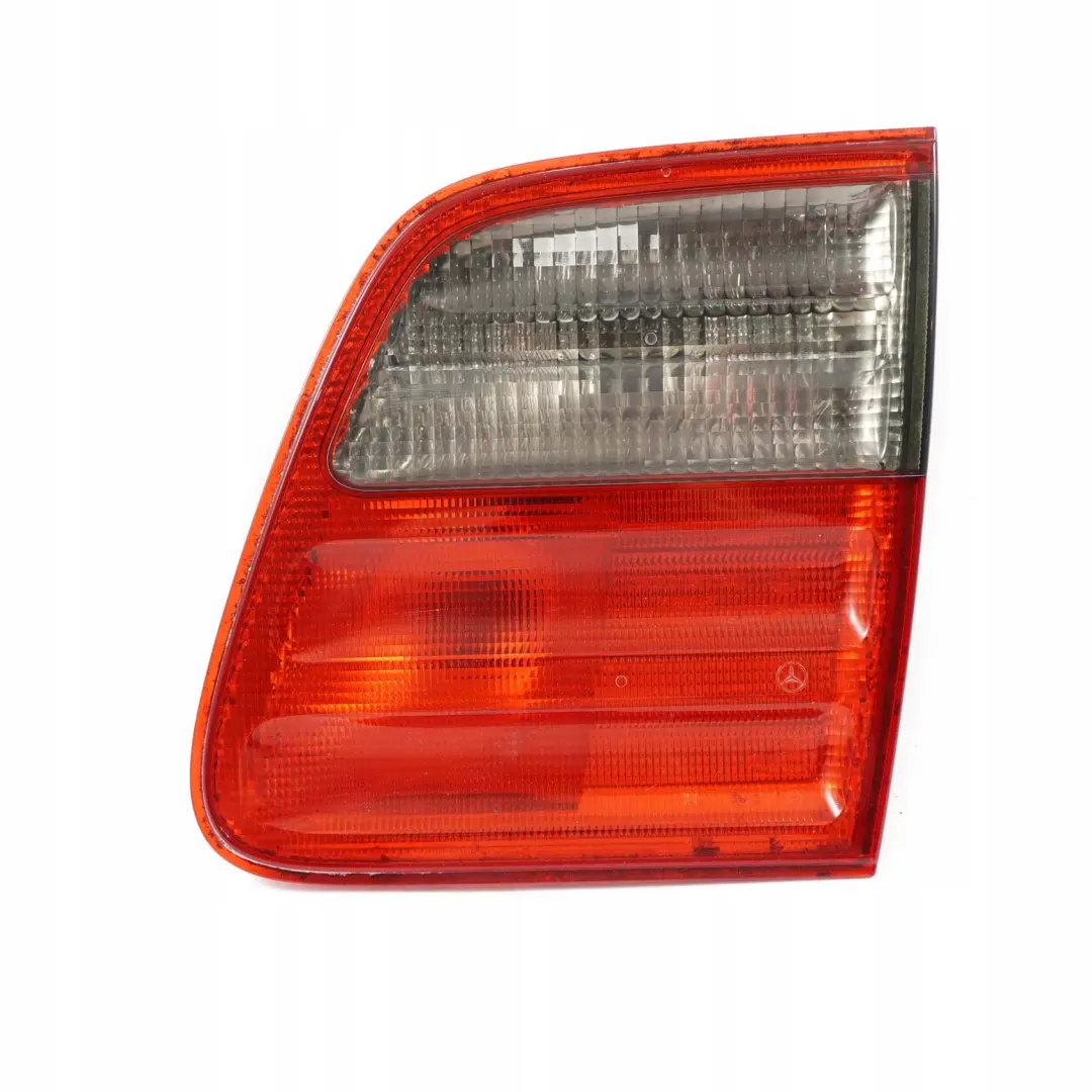 Mercedes-Benz E W210 Estate Rear Right Boot Tailgate Light Lamp para con número de pieza A2108207664 Mercedes-Benz E W210 Estate Rear Right Boot Tailgate Light Lamp - SKU A2108207664 - Número de pieza A2108207664
