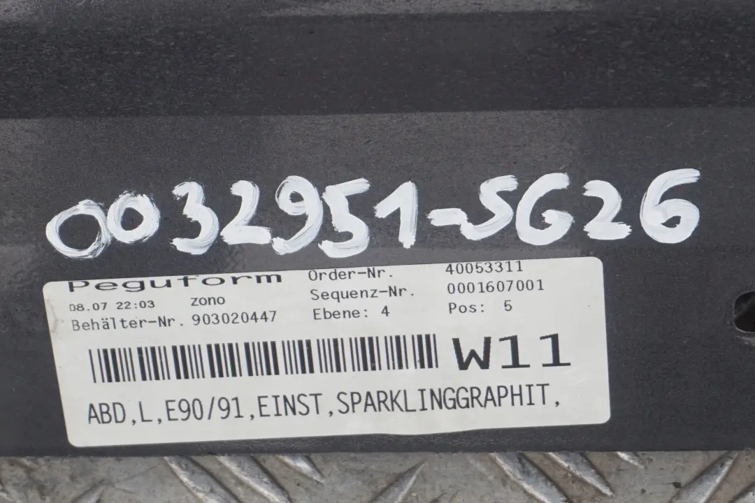 Listello portiera Apertura Gonna sx Frizzante Grafite Metallica per BMW E90 E91 con numero di parte 0032951 BMW E90 E91 Listello portiera Apertura Gonna sx Frizzante Grafite Metallica - SKU 0032951-SG26 - Numero di parte 0032951