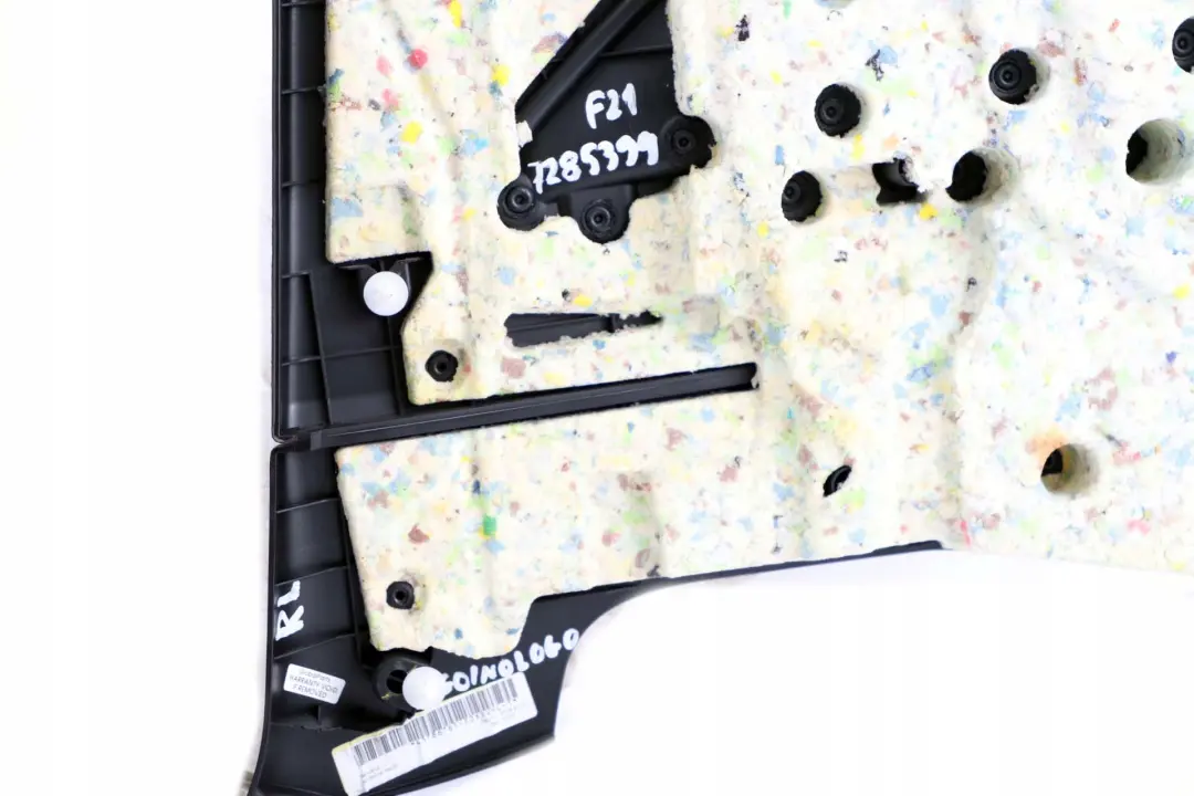 Trasero Izquierdo Lateral Panel Revestimiento Tela Antracita Rojo para BMW F21 con número de pieza 7285399 BMW F21 Trasero Izquierdo Lateral Panel Revestimiento Tela Antracita Rojo - SKU 7285399 - Número de pieza 7285399