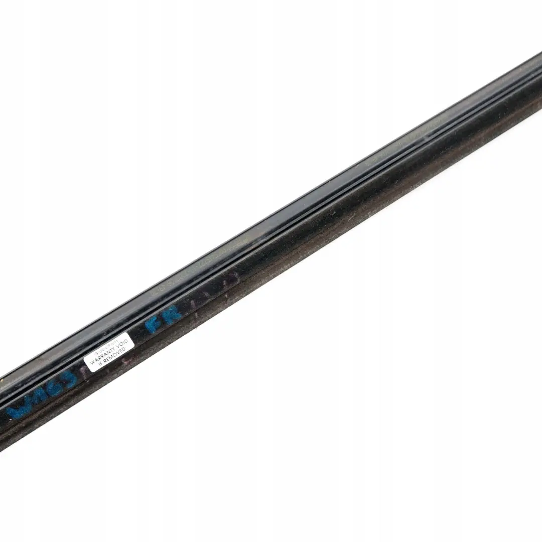 Listwa szyby drzwi prawy przód do Mercedes ML W163 o numerze A1637201424 Mercedes ML W163 Listwa szyby drzwi prawy przód - SKU A1637201424 - Numer Części A1637201424