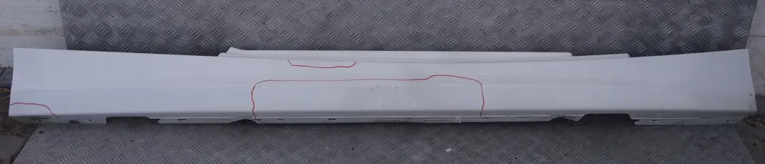 Umbral Listón Faldón Lateral Derecho Alpinweiss Alpine White para BMW E81 E82 E88 con número de pieza 0036142 BMW E81 E82 E88 Umbral Listón Faldón Lateral Derecho Alpinweiss Alpine White - SKU 0036142-AW - Número de pieza 0036142