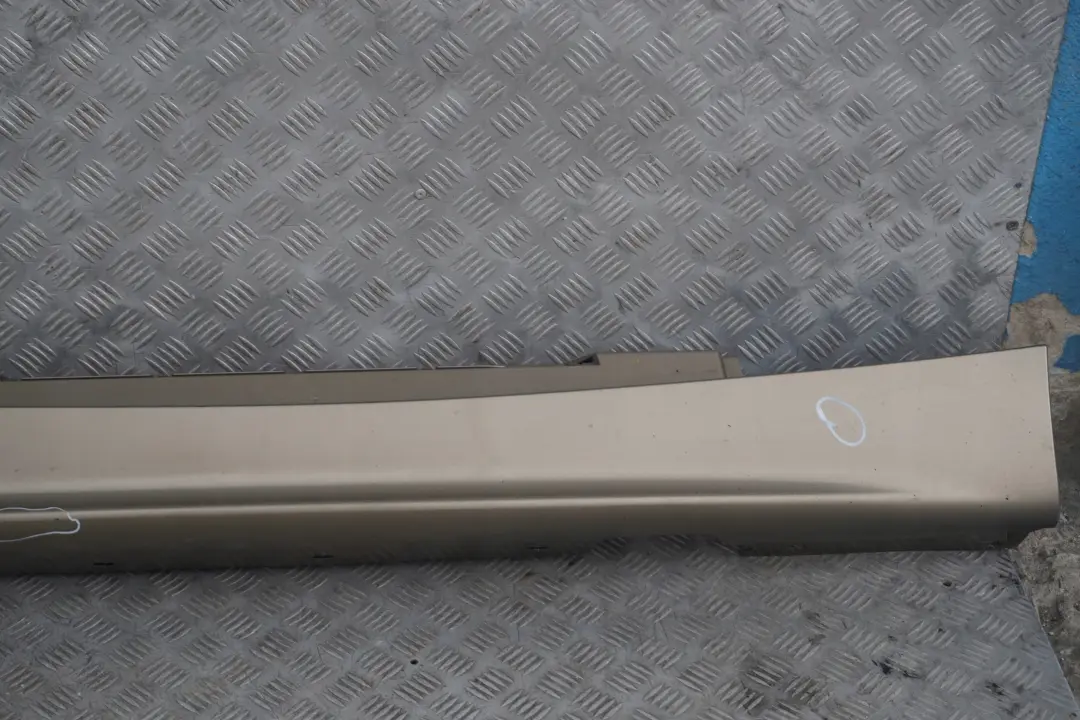 Listello Portiera Apertura Gonna Destra Sonora Metallizzato A23 per BMW E87 con numero di parte 0032948 BMW E87 Listello Portiera Apertura Gonna Destra Sonora Metallizzato A23 - SKU 0032948-SON4 - Numero di parte 0032948