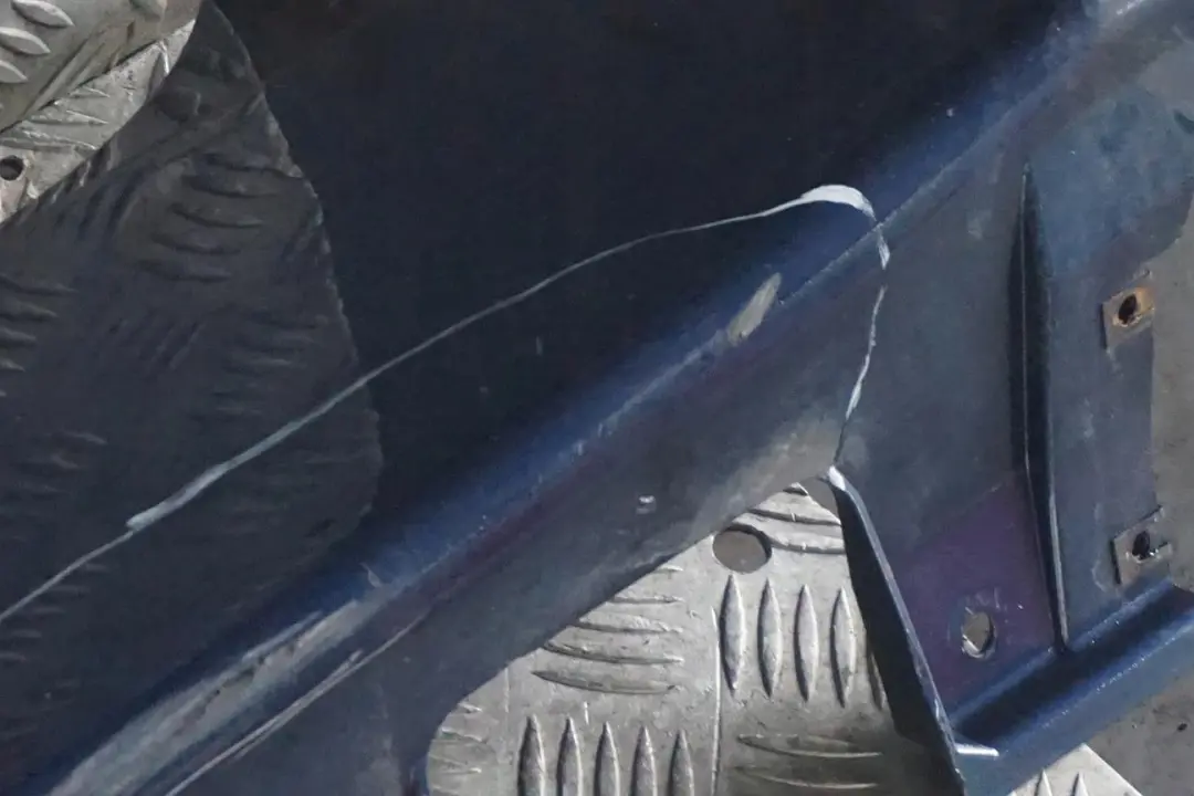 BMW E60 E61 LCI Puerta Sill Tapa Faldon Lateral Izquierda Tiefseeblau Azul - A76 - SKU 0422464-DSB2 - Número de pieza 0422464