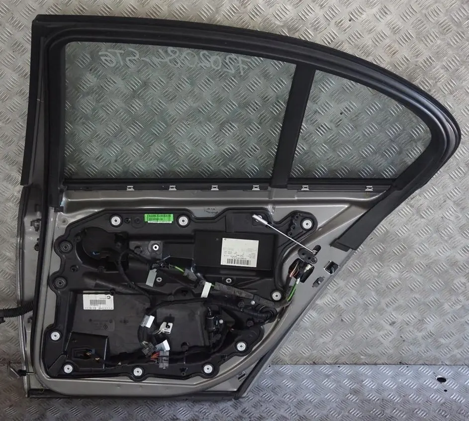 Drzwi prawe tylne tył Sterlinggrau do BMW 7 E65 o numerze 7202084 BMW 7 E65 Drzwi prawe tylne tył Sterlinggrau - SKU 7202084-STG - Numer Części 7202084