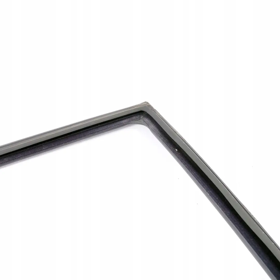 Uszczelka szyby drzwi prawy tył do BMW E36 Sedan o numerze 8213984 BMW E36 Sedan Uszczelka szyby drzwi prawy tył - SKU 8213984 - Numer Części 8213984