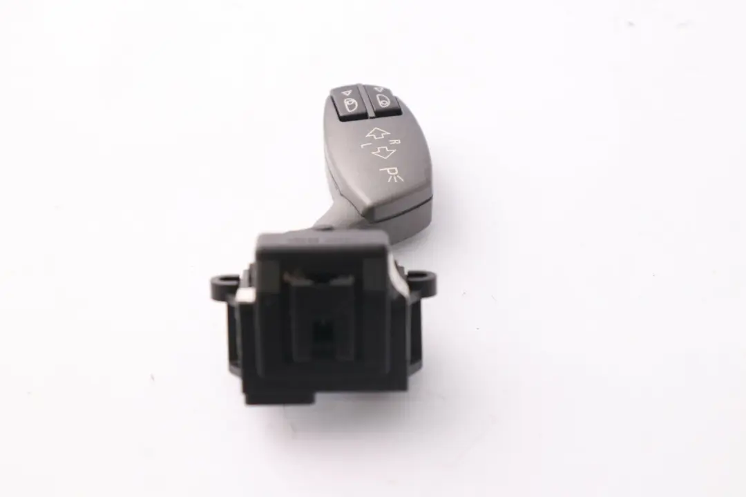 Interruttore Blink-Abblend-Fernlicht 6131 per BMW E65 E66 con numero di parte 6911516 BMW E65 E66 Interruttore Blink-Abblend-Fernlicht 6131 - SKU 6911516 - Numero di parte 6911516