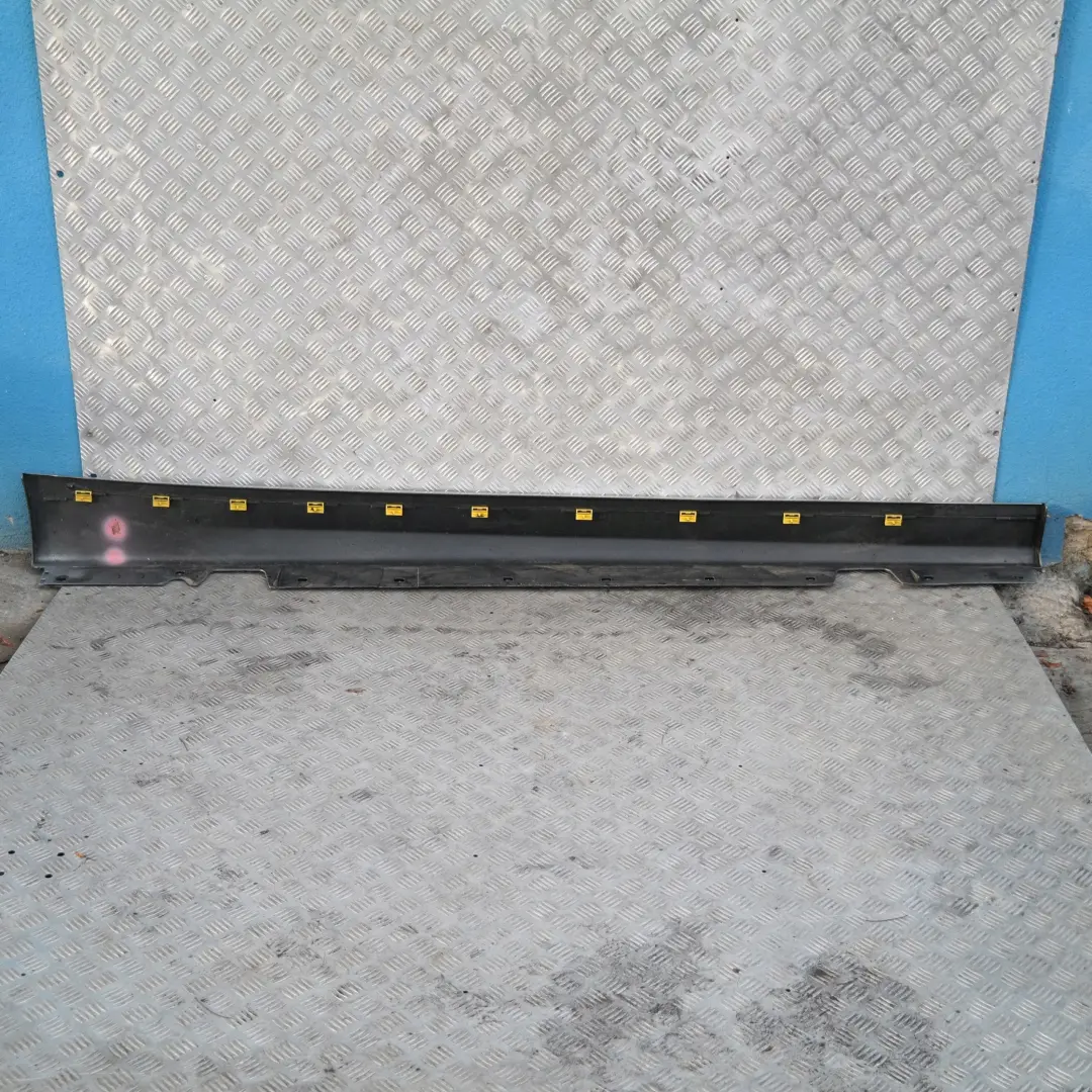 Sill Strip Faldon Lateral Izquierdo Titansilber Plata Metalizado para BMW E90 E91 con número de pieza 51770032951 BMW E90 E91 Sill Strip Faldon Lateral Izquierdo Titansilber Plata Metalizado - SKU 0032951-TS2 - Número de pieza 51770032951