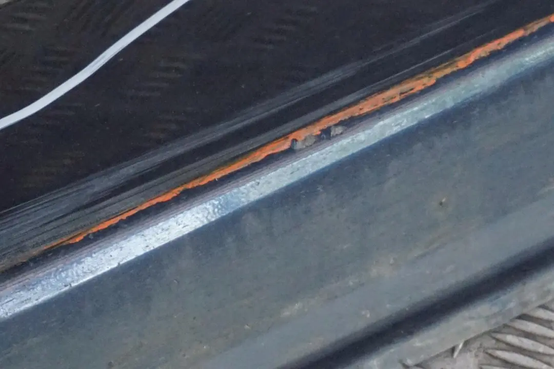 Nakładka listwa lewa na próg lewy do BMW E60 LCI o numerze 0422464 BMW E60 LCI Nakładka listwa lewa na próg lewy - SKU 0422464-DSB1 - Numer Części 0422464