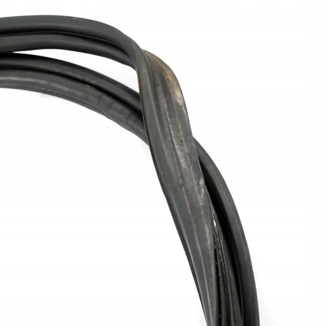 Dichtung Scheiben Klappe Heck Klappe für Mercedes W204 mit Teilenummer A2047500298 Mercedes W204 Dichtung Scheiben Klappe Heck Klappe - SKU A2047500298 - Teilenummer A2047500298