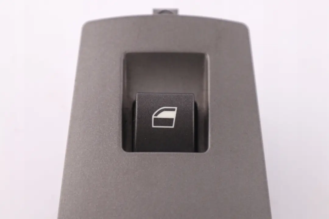 Ventana Interruptor Acabado Cubierta Delantera Pasajero Gris para BMW E65 con número de pieza 7024647 BMW E65 Ventana Interruptor Acabado Cubierta Delantera Pasajero Gris - SKU 7024647 - Número de pieza 7024647