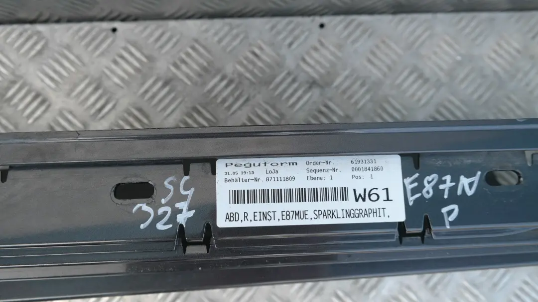 Listón de umbral faldón lateral derecho Sparkling Graphite - A22 para BMW E87 LCI con número de pieza 51770036144 BMW E87 LCI Listón de umbral faldón lateral derecho Sparkling Graphite - A22 - SKU 0036144-SG4 - Número de pieza 51770036144