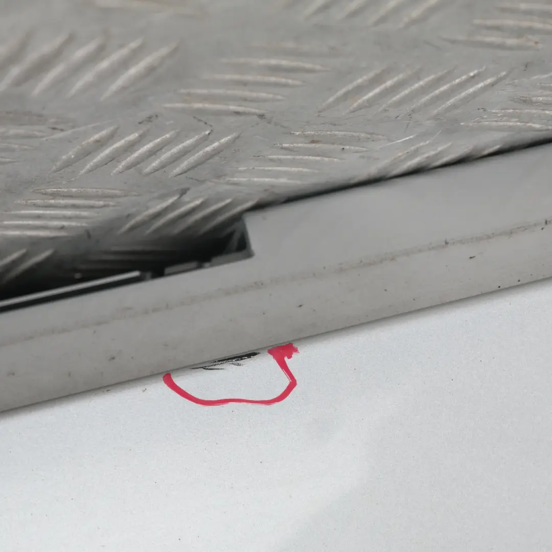 Sill strip side skirt left Titansilber Metallic Silver para BMW 22 E87 con número de pieza 32949 BMW 22 E87 Sill strip side skirt left Titansilber Metallic Silver - SKU 0032949-TS22 - Número de pieza 32949