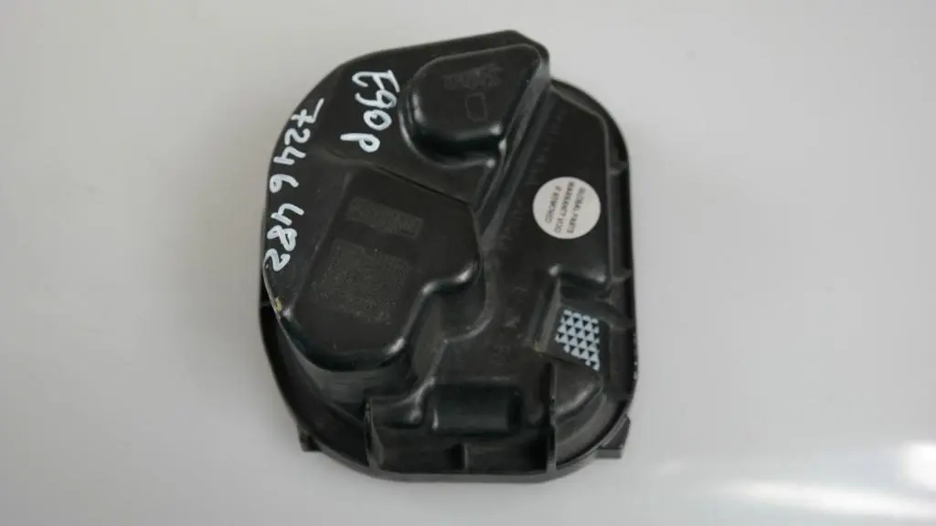 Tapa Cubre Luces Derecho VALEO para BMW E90 E91 LCI con número de pieza 7246482 BMW E90 E91 LCI Tapa Cubre Luces Derecho VALEO - SKU 7246482 - Número de pieza 7246482