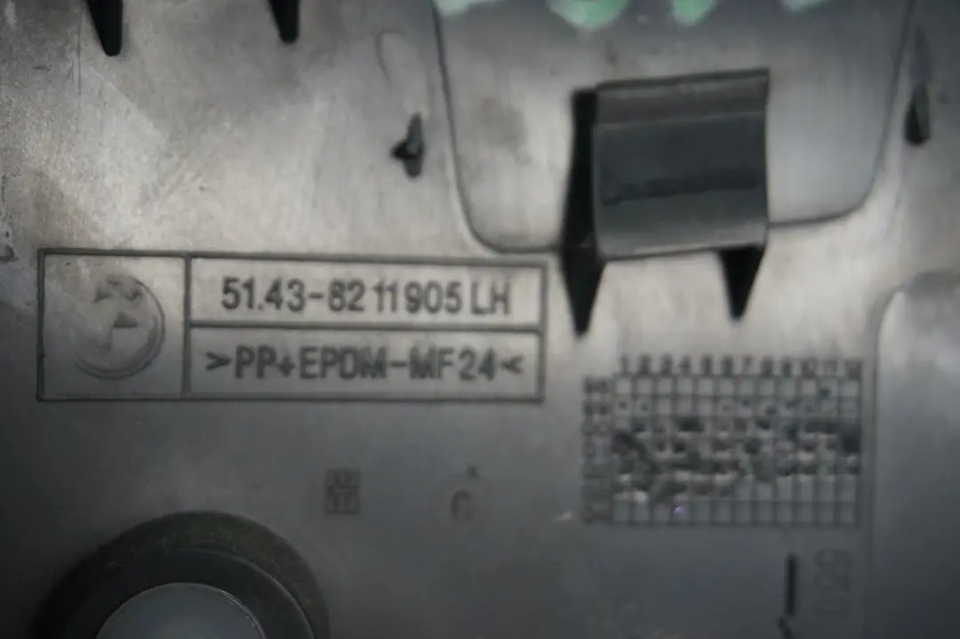 Obudowa osłona słupka lewa BMW E53 X5 do o numerze 8211905 Obudowa osłona słupka lewa BMW E53 X5 - SKU 8211905 - Numer Części 8211905