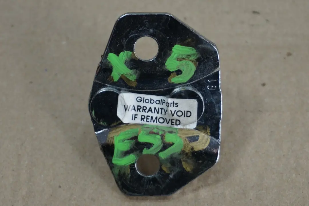 Zaczep rygiel zamka drzwi BMW E53 X5 do o numerze 7010402 Zaczep rygiel zamka drzwi BMW E53 X5 - SKU rhd-7010402 - Numer Części 7010402