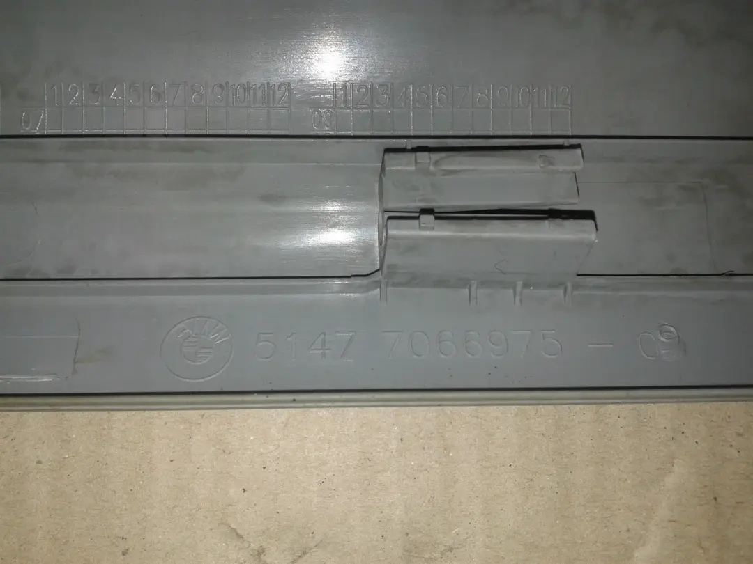 Porta D'Ingresso Kick Cover Striscia Anteriore Alaska Grigio per BMW E87 con numero di parte 7126293 BMW E87 Porta D'Ingresso Kick Cover Striscia Anteriore Alaska Grigio - SKU 7126293 - Numero di parte 7126293