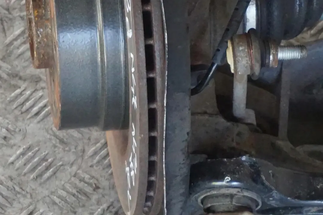 BMW E87 LCI 118d N47 Trasero Izquierdo Suspension Pierna Eje Freno Disco - SKU 6774809-19 - Número de pieza 6774809