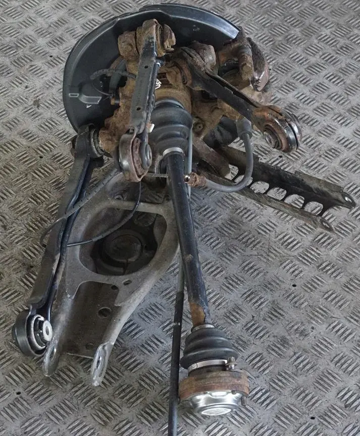 BMW E87 116i N45 Trasera Izquierda Primavera Strut Pierna Freno Suspension Hub - SKU 6774809-7 - Número de pieza 6774809
