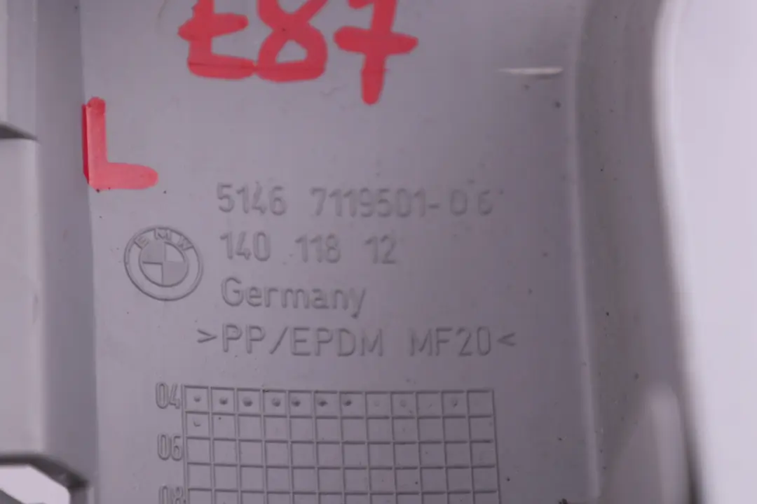 Soporte Luneta Trasera Izquierda Gris Alaskagrau para BMW E87 con número de pieza 7119501 BMW E87 Soporte Luneta Trasera Izquierda Gris Alaskagrau - SKU 7119501 - Número de pieza 7119501